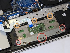 Langkah 5 — Lepaskan Sekrup di Sisi Trackpad