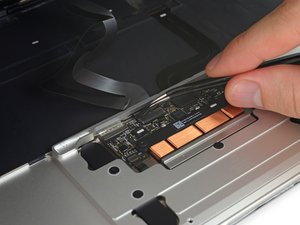 Langkah 8 — Angkat Flap Penahan Kabel Trackpad