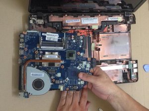 Langkah 8 — Buka Fan dan Bersihkan Heat Sink