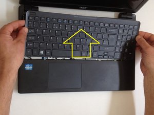 Langkah 2 — Lepaskan Sekrup Keyboard dan Angkat Keyboard
