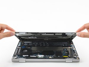 Langkah 4 — Angkat tutup belakang laptop