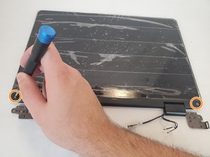 Langkah 3 — Lepaskan Penutup dan Sekrup di Strip LCD