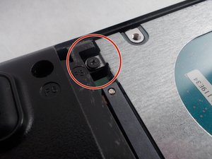 Langkah 3 — Lepaskan Screws yang Mengunci Hard Disk
