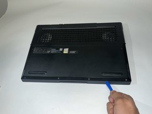 Langkah 3 — Lepaskan Tutup Bawah Laptop