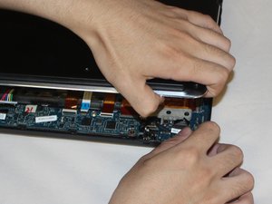 Langkah 2 — Membuka Casing Bawah Laptop