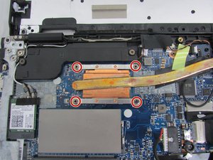 Langkah 3 — Melepas Sekrup Penjepit Heat Sink