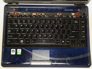 Langkah 3 — Lepaskan Flap Kabel dan Angkat Keyboard