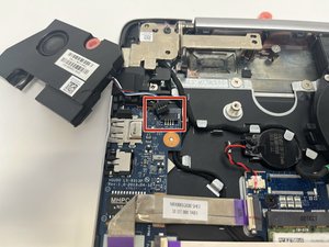 Langkah 3 — Lepaskan kabel dan ganti speaker