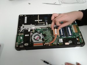 Langkah 11 — Mengangkat Heatsink dan Kipas