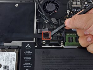 Langkah 4 — Mengangkat Kabel Hard Drive