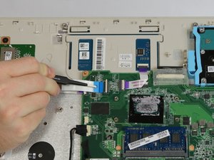 Langkah 4 — Mengangkat Motherboard