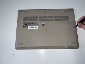 Langkah 1 — Menghilangkan Screws di Bagian Bawah dan Atas Laptop