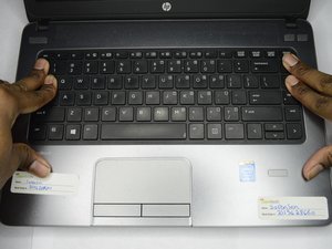 Langkah 3 — Angkat Keyboard ke Belakang