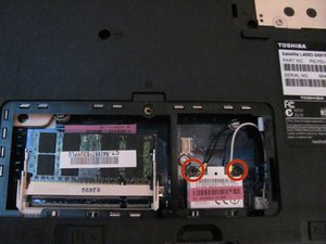 Langkah 3 — Lepaskan Kabel Kartu WiFi