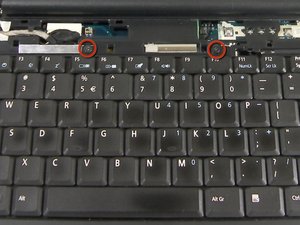 Langkah 2 — Lepaskan Sekrup Keyboard