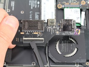 Langkah 3 — Mengganti Daughterboard Kiri