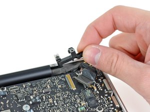 Langkah 6 — Menghilangkan Bracket Kabel Layar