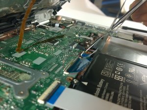Langkah 5 — Lepaskan Kabel Ribbon Kipas