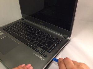 Langkah 2 — Membuka Casing Bawah Laptop