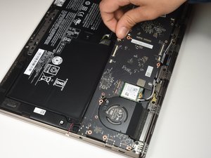 Langkah 6 — Angkat Motherboard