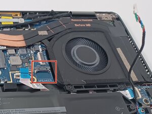 Langkah 3 — Mengeluarkan Kabel Speaker