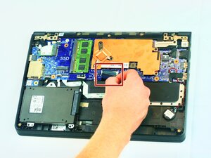 Langkah 3 — Menghubungkan Ulang Kabel Keyboard