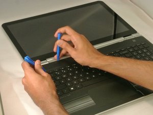Langkah 2 — Buka Keyboard Cover dan Akses Area Hard Drive