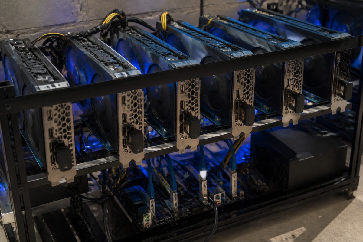 Rig mining dengan banyak kartu grafis, tiap port HDMI dipasangi dummy plug