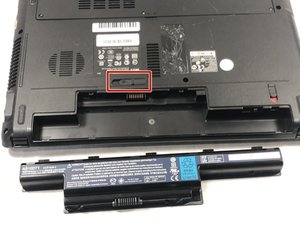 Langkah 2 — Membuka Panel Bawah Laptop