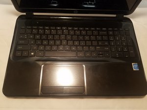 Langkah 4 — Balikkan Laptop dan Buka Layar