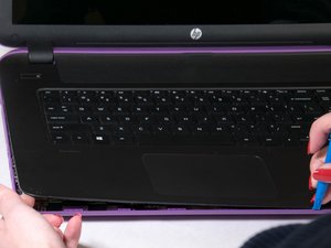 Langkah 2 — Lepaskan Keyboard dan Akses Komponen Dalam
