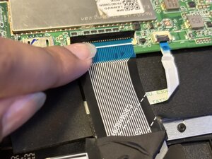 Langkah 8 — Mengangkat kabel touchpad
