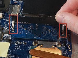 Langkah 2 — Membuka Tutup Belakang Laptop