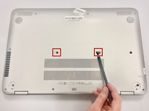 Langkah 1 — Matikan Laptop dan Lepaskan Baut