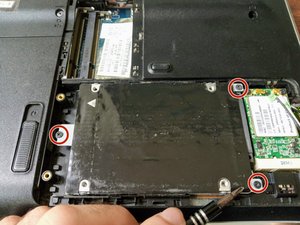 Langkah 2 — Lepaskan Sekrup Penahan Hard Drive