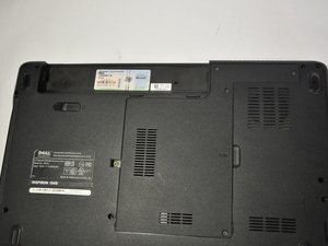Langkah 3 — Membuka Casing Laptop