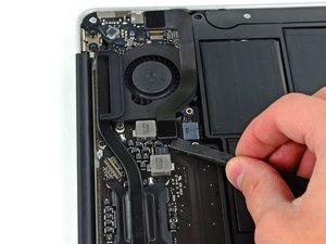 Langkah 3 — Lepaskan Kabel I/O Board