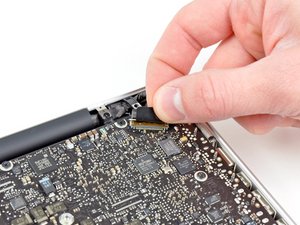 Langkah 8 — Mengganti Screws di Bagian Atas