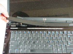 Langkah 3 — Lepaskan Keyboard dari Frame