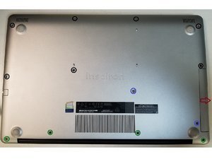 Langkah 4 — Mengangkat Bagian Belakang Laptop