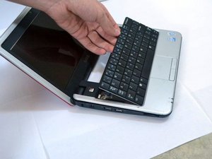 Langkah 2 — Lepaskan Panel Keyboard