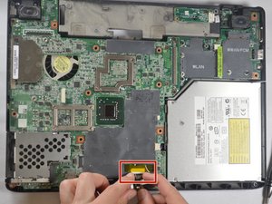 Langkah 14 — Lepaskan Motherboard