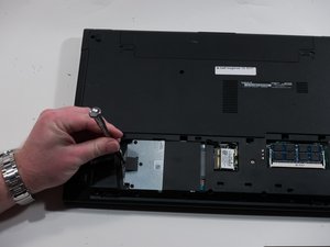 Langkah 3 — Lepaskan Sekrup Hard Drive