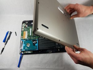 Langkah 4 — Buka Plat Belakang Sepenuhnya