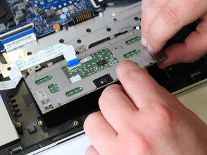 Langkah 7 — Angkat Trackpad dari Laptop