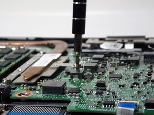 Langkah 9 — Menghilangkan LCD Cable Bracket