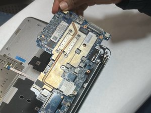 Langkah 6 — Mengangkat Motherboard