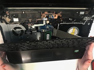 Langkah 5 — Lepaskan Hard Drive dari Tempatnya