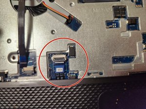 Langkah 10 — Putuskan Kabel Motherboard