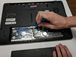 Langkah 3 — Mengganti Hard Drive